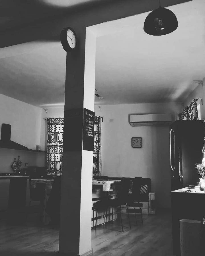 Black&White Guest House อีเกลเซียส ภายนอก รูปภาพ