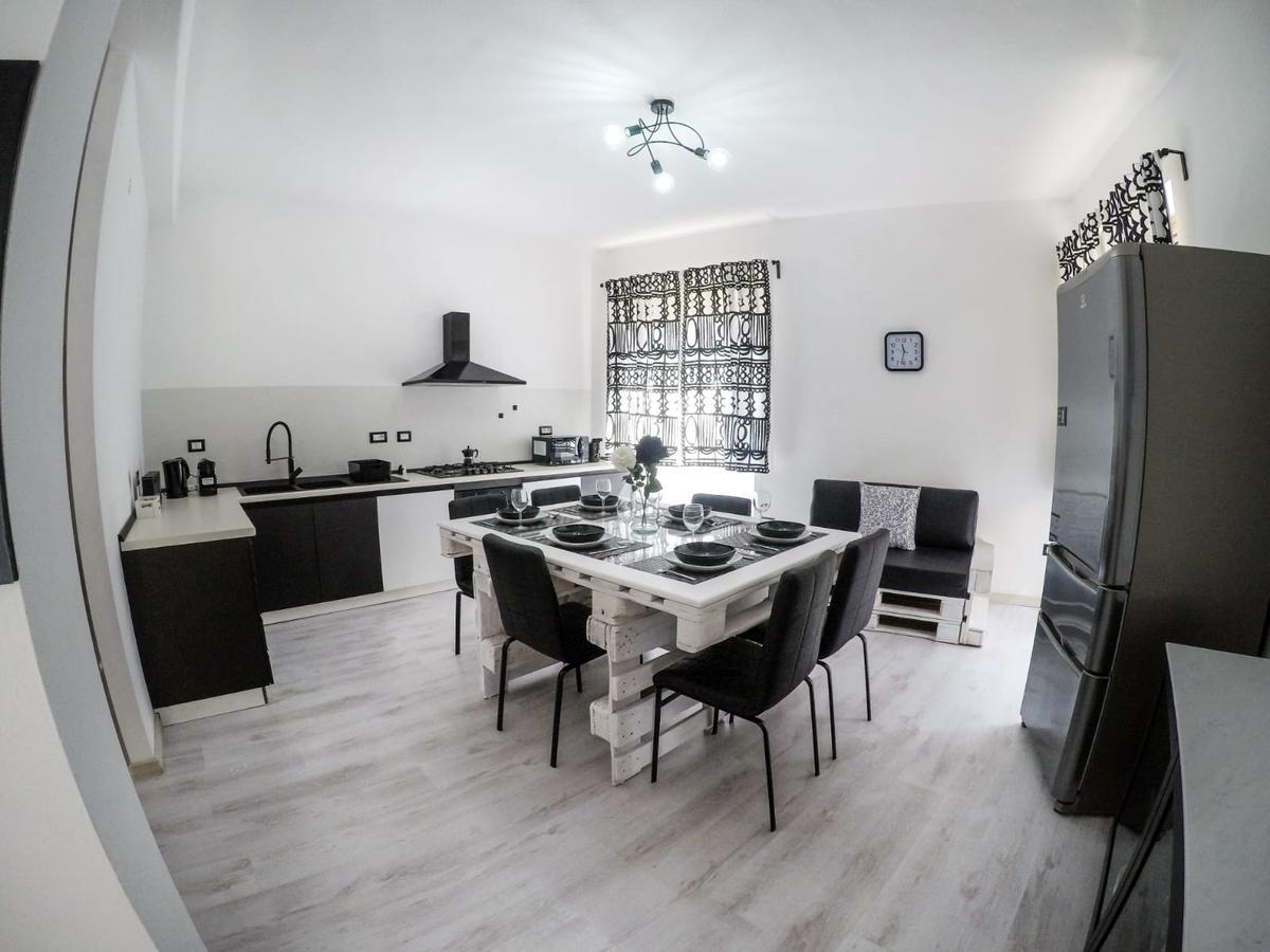 Black&White Guest House อีเกลเซียส ภายนอก รูปภาพ